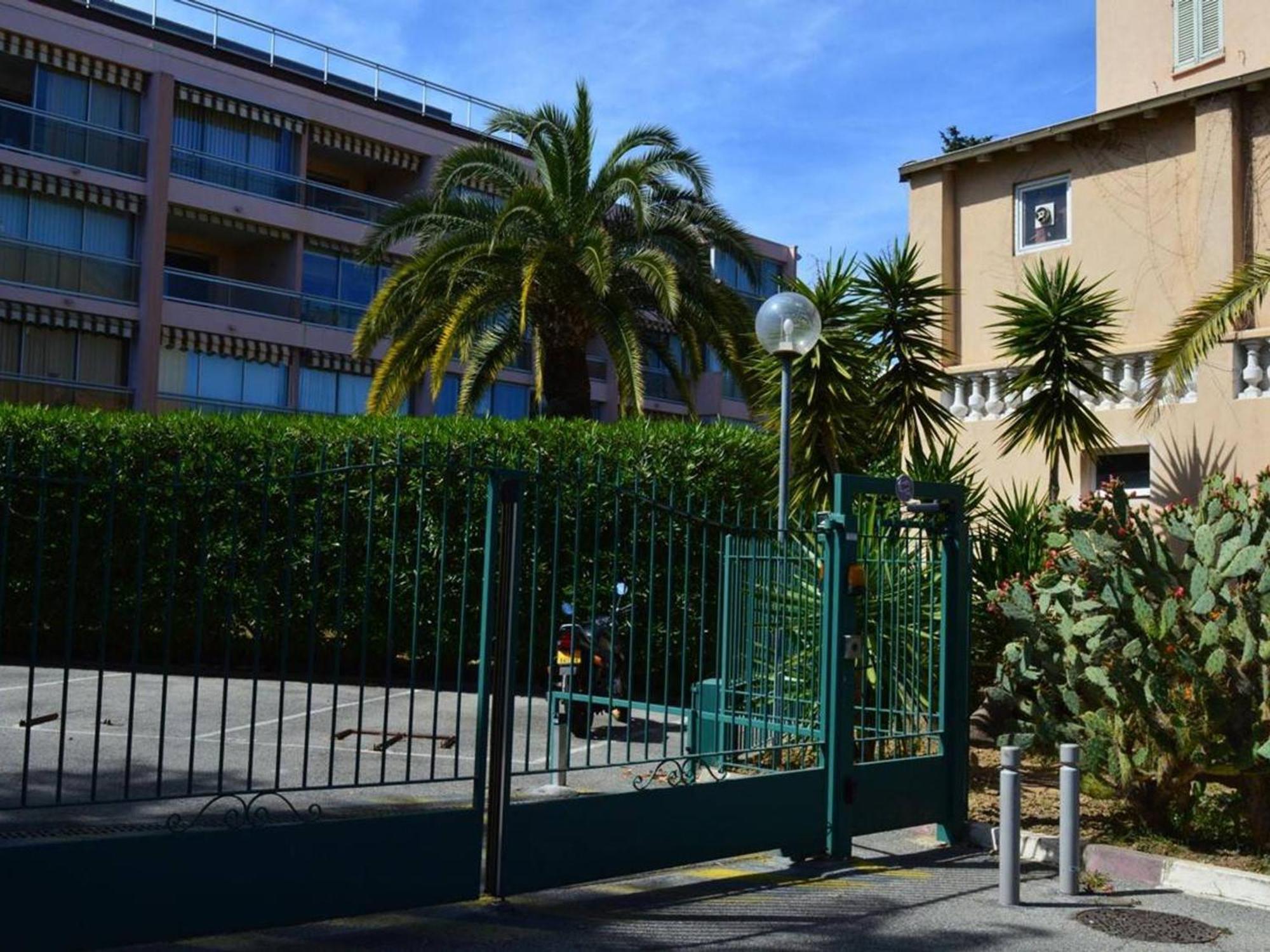 Studio Agreable Avec Loggia, Garage Et Plage A Proximite - 2 Couchages, Golfe-Juan - Fr-1-252-62 Bagian luar foto